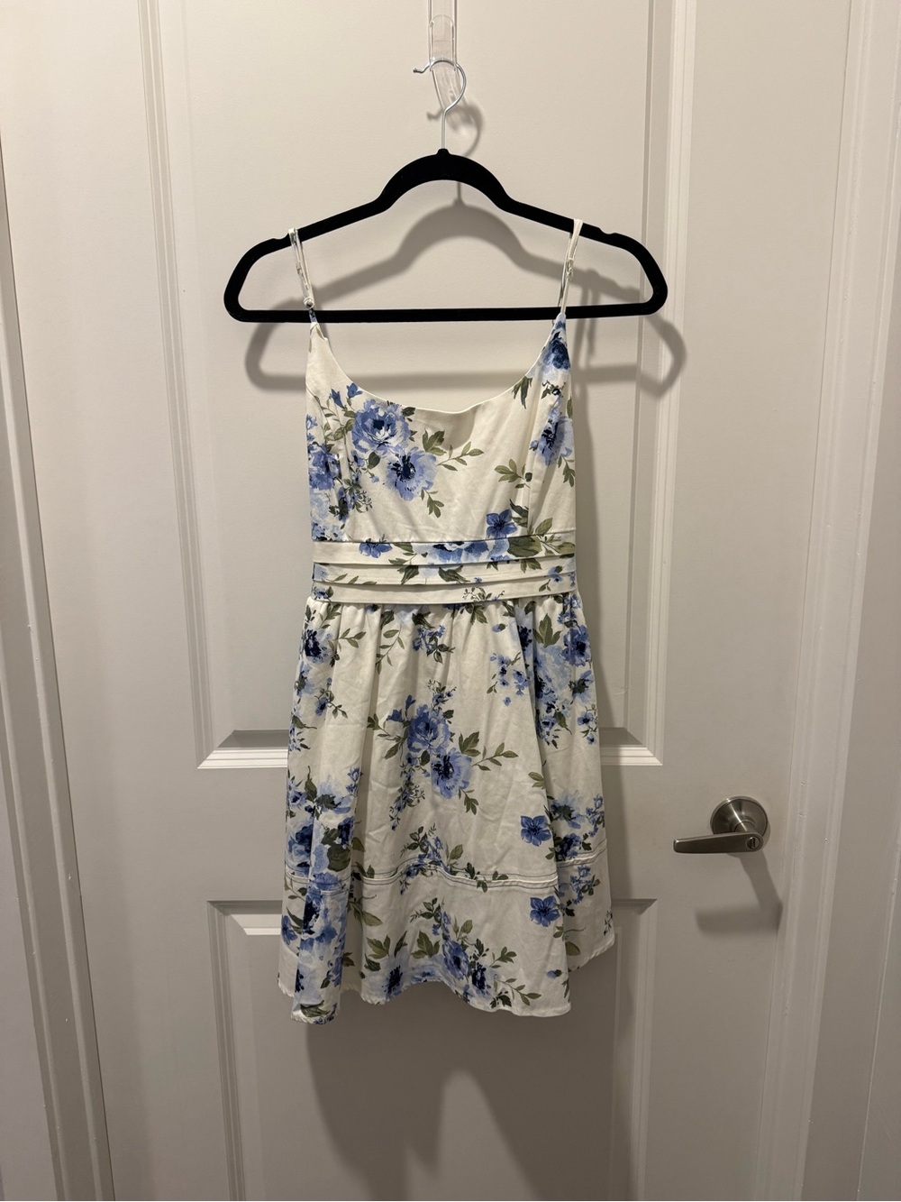 Mi Ami Floral Mini Dress in White & Blue Size Large NWT